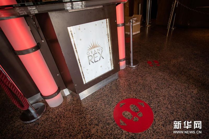 6月22日，在法国巴黎一家恢复营业的电影院，地面上的标识提醒人们保持安全距离。 6月22日，法国电影院恢复营业，根据有关防疫要求，不相识观众间应空出一个座位，观众要在影院大厅和走廊里戴口罩，在放映厅可摘下口罩。此外，影院须向观众提供免洗洗手液，并在电影放映前播放防疫信息。 新华社发（奥雷利安·莫里萨尔摄）