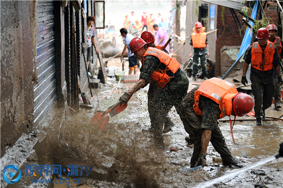 武警重庆总队执勤第一支队綦江中队官兵参加驻地的清淤工作。通讯员 刘凌志 摄