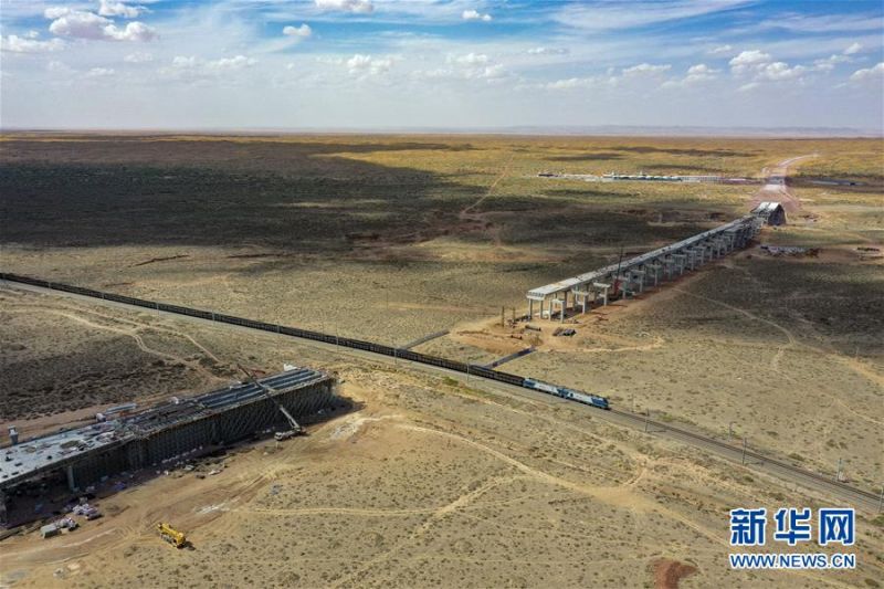 乌玛高速青铜峡至中卫段穿越腾格里沙漠的18公里路段，与中国首条沙漠铁路——包兰铁路交汇（7月10日摄，无人机照片）。 盛夏时节，位于宁夏境内的乌玛（内蒙古乌海市至青海玛沁县）高速青铜峡至中卫段正在抓紧施工建设。该路段主线全长122.9公里，其中穿越腾格里沙漠腹地的18公里公路是宁夏建设的首条沙漠高速公路，预计2021年建成通车。 新华社记者 冯开华 摄