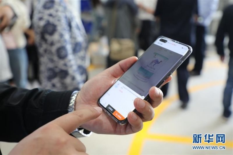 　　6月12日，7000罐共3.5吨骆驼奶粉运抵甘肃省兰州新区综合保税区，并在线上售卖，正式进入中国市场。新华社发（兰州新区商投集团供图）