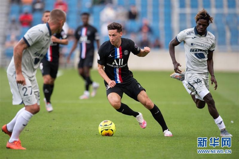 7月12日，巴黎圣日耳曼队球员德拉克斯勒（前中）在比赛中带球突破。 当日，法国勒阿弗尔举行了自三月份以来首场有现场观众的足球比赛，由法甲巴黎圣日耳曼队客场挑战法乙勒阿弗尔队。最终，巴黎圣日耳曼队在这场友谊赛中以9比0获胜。 法国政府6月20日宣布，随着新冠肺炎疫情逐渐好转，对国内大型集会的限制也将逐步放松，集体类体育赛事从7月11日起可以重新回归，各体育场馆最多可以允许5000名观众入场观看比赛。 新华社发（杰克·陈摄）