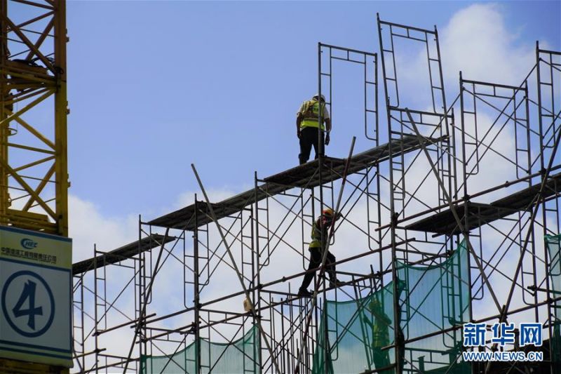 　7月31日，在斯里兰卡首都科伦坡的一座智能化综合体建筑工地上，工人们在施工。 中国港湾工程有限责任公司（中国港湾）科伦坡房建项目团队承建的一座智能化综合体建筑7月31日封顶，企业防疫、复工复产取得阶段性成果。 新华社记者唐璐摄