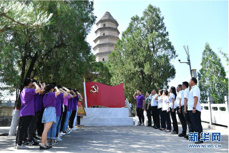 6月29日，党员干部在延安市宝塔山重温入党誓词。 临近“七一”，革命圣地延安的党员干部纷纷来到红色景区，举行主题党课、现场教学、重温入党誓词等活动。 新华社记者 张博文 摄
