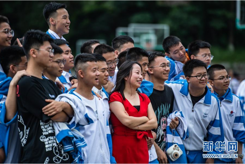 6月27日，同学们和老师合影留念。 当日，贵阳市乌当中学高三学生毕业典礼暨成人仪式在该校校园广场举行。 新华社记者 陶亮 摄