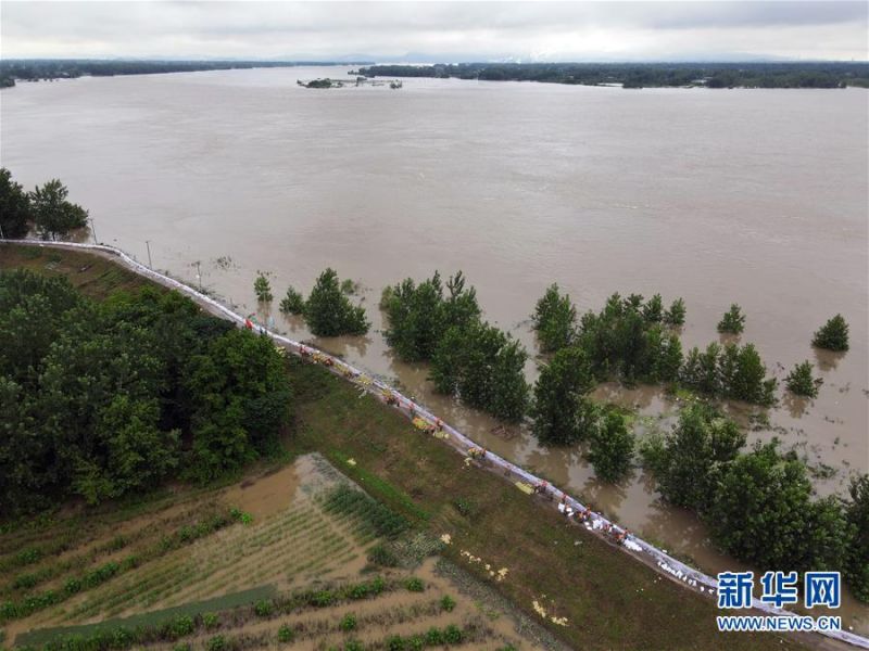 这是7月16日拍摄的安徽无为长江大堤外护圩三垄圩段抢险现场（无人机照片）。 受连日强降雨影响，安徽省芜湖市鸠江区白茆镇的三垄圩部分圩堤沙土流失，先期加固的子埂出现松动。接到险情后，武警安徽总队芜湖支队立即出动120名官兵展开抢险，加固子埂，保障无为长江大堤安全。 新华社记者 周牧 摄3