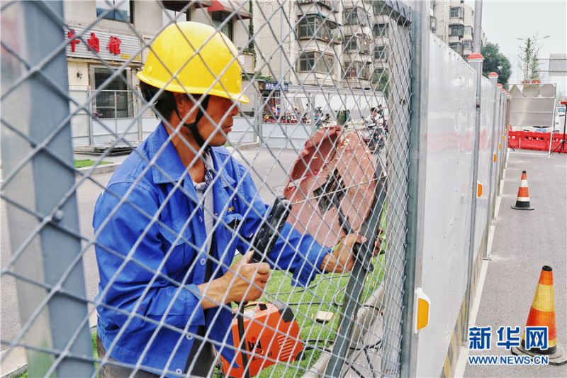工人正在焊接西安市太华路附近的一处工地围栏。新华网 王智超 摄