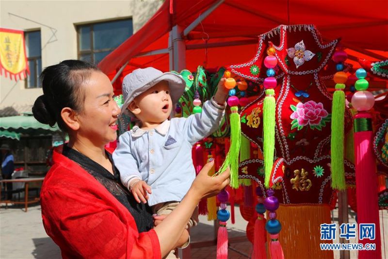 　　6月24日，游客在青海省互助土族自治县举办的端午节香包“选美”大赛上参观。  新华社记者 李占轶 摄