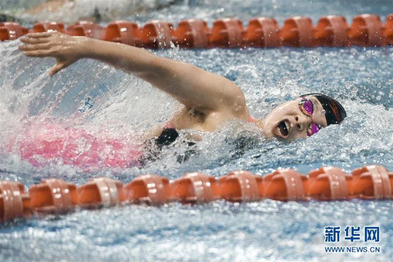 7月4日，安徽省游泳队运动员许郡祥在女子100米自由泳比赛中。 当日，安徽省游泳队在安徽省浩沙游泳馆举行今年第二场测试赛，26名运动员参加了17个项目的比赛。本场测试赛旨在检验疫情期间队伍封闭训练的成果，营造以赛代练和以赛促练的氛围。 新华社记者 周牧 摄