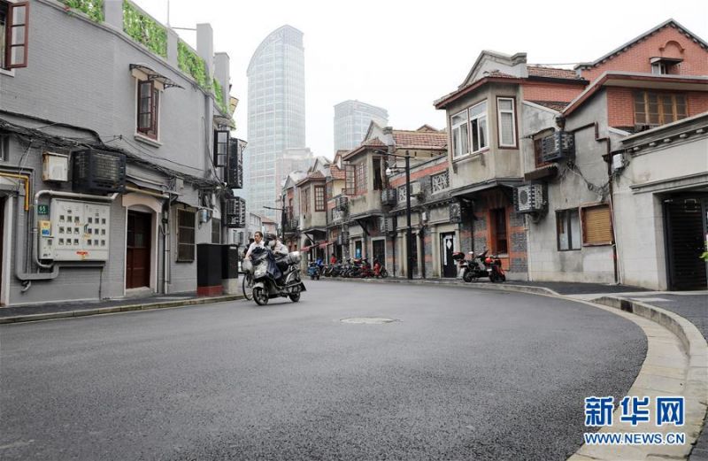 市民骑车行驶在江阴路街区（6月24日摄）。新华社记者 方喆 摄