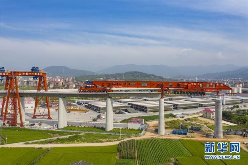 　6月22日，在福厦高铁湄洲湾跨海大桥施工现场，高铁箱梁运架一体机在架设1000吨箱梁（无人机照片）。 当日，我国首台1000吨级高铁箱梁运架一体机在福厦高铁湄洲湾跨海大桥成功投入使用。1000吨级高铁箱梁运架一体机集提梁、运梁、架梁于一体，智能化程度高，可满足不同跨度的高铁箱梁施工作业。 新华社发（金伟 摄）