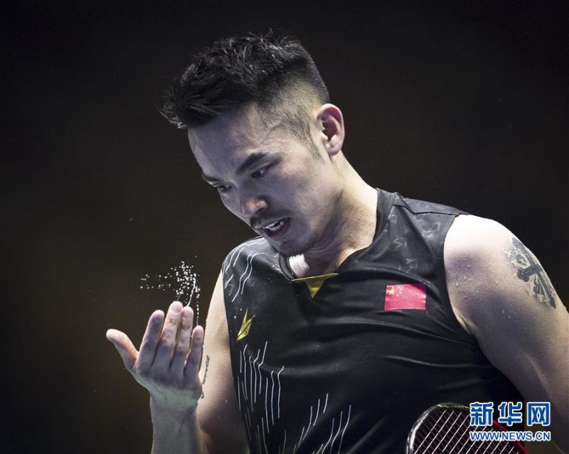 图为2019年4月25日，林丹在湖北武汉进行的2019年亚洲羽毛球锦标赛男单第二轮对阵中国台北选手周天成的比赛中。 新华社记者肖艺九摄
