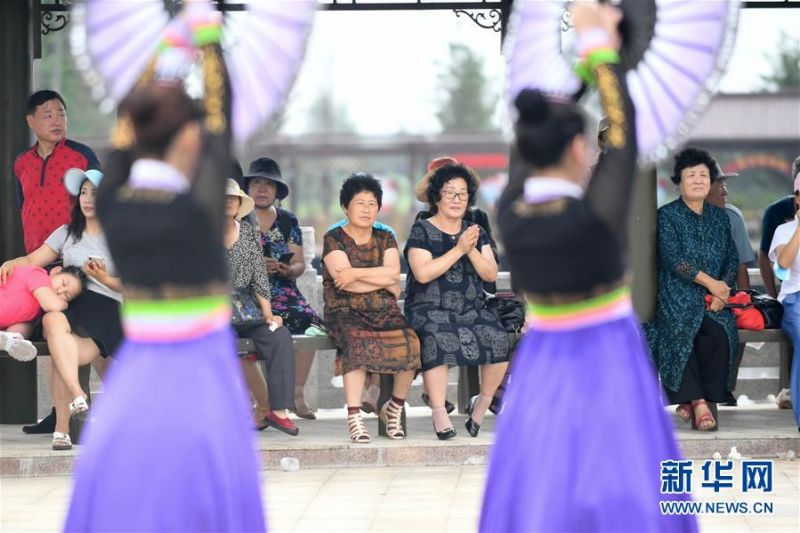 　　8月1日，游客在珲春市敬信镇防川村的广场上观看朝鲜族特色舞蹈表演。 吉林省延边朝鲜族自治州珲春市敬信镇防川村位于中、俄、朝三国交界处，被誉为“东方第一村”。近年来，防川村利用民俗风情资源和乡土文化，发展民宿旅游、农家乐等，推动农业和旅游业融合发展，打造特色乡村旅游品牌，吸引了众多游客前来。 新华社发（颜麟蕴 摄）