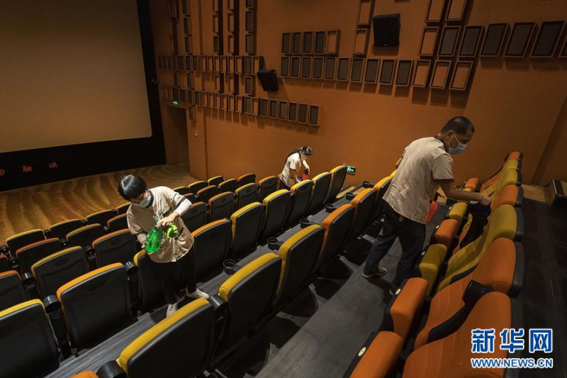　7月20日，一家影院的工作人员在观众散场后进行消杀工作。 当日，在各项疫情防控措施有效落实到位的前提下，武汉市部分电影院恢复开放。 新华社记者 熊琦 摄