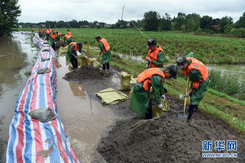 7月16日，在安徽无为长江大堤外护圩三垄圩段，武警安徽总队芜湖支队的官兵在装填沙袋，准备加固子埂。 受连日强降雨影响，安徽省芜湖市鸠江区白茆镇的三垄圩部分圩堤沙土流失，先期加固的子埂出现松动。接到险情后，武警安徽总队芜湖支队立即出动120名官兵展开抢险，加固子埂，保障无为长江大堤安全。 新华社记者 周牧 摄1