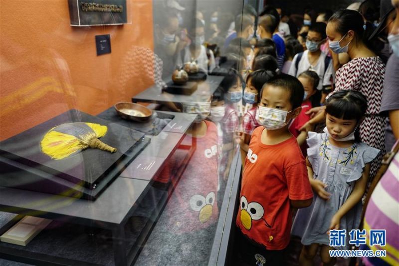 7月4日，游客在观看“失落的黄金国——安第斯文明特展” 当日，正在重庆中国三峡博物馆展出的“失落的黄金国——安第斯文明特展”迎来观展小高峰。以南美洲的安第斯文明为主线，来自秘鲁11家著名博物馆的近200件套陶器、金器、纺织品等文物展品，吸引了众多游客前来探秘“失落的黄金国”，乐享快乐周末。 新华社记者 刘潺 摄