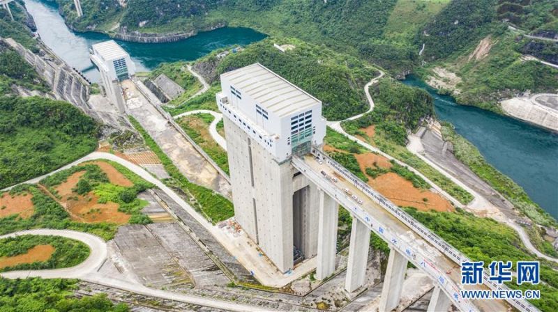 2　　构皮滩水电站通航工程垂直升船机（7月2日摄，无人机照片）。新华社记者 陶亮 摄