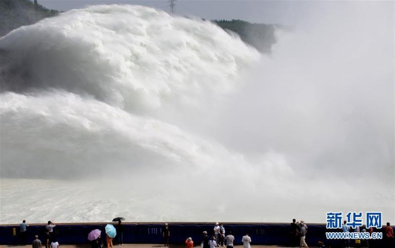 　6月25日，游客在观看黄河小浪底水库泄洪。 当日，位于河南济源的黄河小浪底水库按4200立方米每秒流量泄洪，巨大的水流喷涌而出，再现“黄河之水天上来”的壮观景象。 新华社发（苗秋闹 摄）