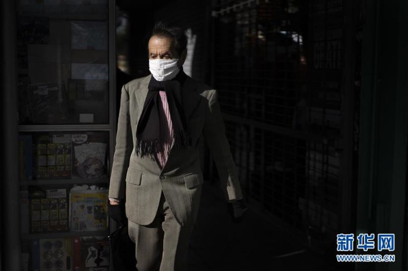 7月1日，一名戴口罩的男子在阿根廷布宜诺斯艾利斯街头行走。 7月1日，阿根廷政府开始重新实行强制性的社交隔离措施。由于近期新冠确诊病例增加明显，阿根廷不得不暂缓许多行业的复工计划。新一阶段隔离措施时间为7月1日至17日，但届时能否“解封”还要取决于隔离效果。 新华社发（马丁·萨巴拉摄）