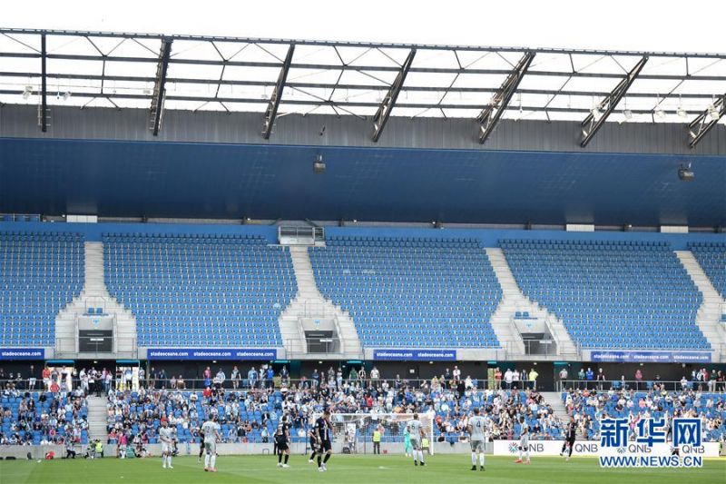 7月12日，双方球员在比赛中。 当日，法国勒阿弗尔举行了自三月份以来首场有现场观众的足球比赛，由法甲巴黎圣日耳曼队客场挑战法乙勒阿弗尔队。最终，巴黎圣日耳曼队在这场友谊赛中以9比0获胜。 法国政府6月20日宣布，随着新冠肺炎疫情逐渐好转，对国内大型集会的限制也将逐步放松，集体类体育赛事从7月11日起可以重新回归，各体育场馆最多可以允许5000名观众入场观看比赛。 新华社发（杰克·陈摄）