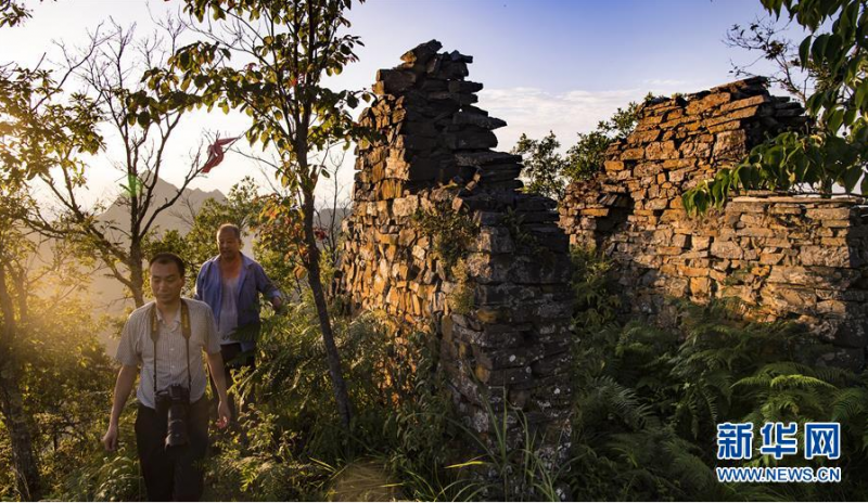 6月29日，旅游者在全胜寨探秘。新华社记者 陶明 摄