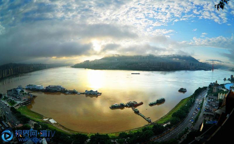 7月19日，連續(xù)幾天的暴雨終于停歇，雨過天晴，久違的太陽終于從東方露出笑臉，在朝陽照耀下，彩云飛度，云蒸霞蔚，與城市交融在一起，美若圖畫。告別陰霾，人們紛紛走出家門，接受陽光的撫摸，感受自然的芬芳。