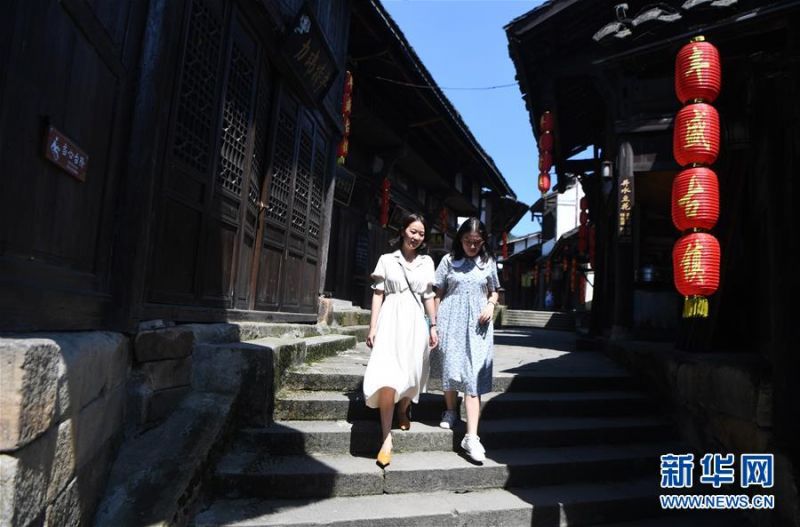 　　8月5日，游客在丰盛古镇游览。 近年来，重庆市巴南区引入社会资本，按照“修旧如旧、适度开发”的原则对丰盛古镇进行保护性修缮和景区化打造，让古镇在保留原有历史人文风貌的同时，焕发新活力。 新华社记者 王全超 摄