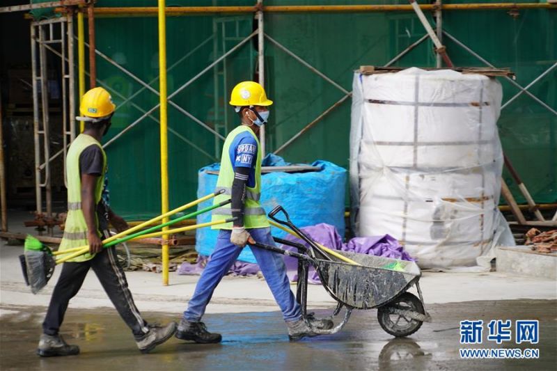 7月31日，在斯里兰卡首都科伦坡的一座智能化综合体建筑工地上，工人们在施工。 中国港湾工程有限责任公司（中国港湾）科伦坡房建项目团队承建的一座智能化综合体建筑7月31日封顶，企业防疫、复工复产取得阶段性成果。 新华社记者唐璐摄