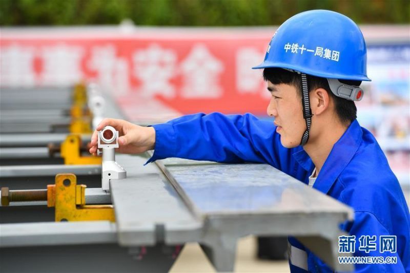 　8月5日，中铁十一局技术员在清远磁浮轨排基地的试验梁轨排上放置精调棱镜。 目前，广东首条中低速磁浮线——清远磁浮旅游专线项目建设有序推进。广东清远磁浮旅游专线项目全长约38公里，分两期建设。首期全长8.014公里，将在9月份开始铺轨，预计在2020年底实现主体工程全面完工。 新华社记者 刘大伟 摄