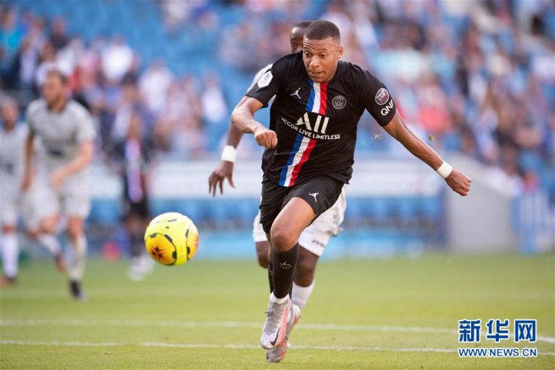 7月12日，巴黎圣日耳曼队球员姆巴佩在比赛中。 当日，法国勒阿弗尔举行了自三月份以来首场有现场观众的足球比赛，由法甲巴黎圣日耳曼队客场挑战法乙勒阿弗尔队。最终，巴黎圣日耳曼队在这场友谊赛中以9比0获胜。 法国政府6月20日宣布，随着新冠肺炎疫情逐渐好转，对国内大型集会的限制也将逐步放松，集体类体育赛事从7月11日起可以重新回归，各体育场馆最多可以允许5000名观众入场观看比赛。 新华社发（杰克·陈摄）