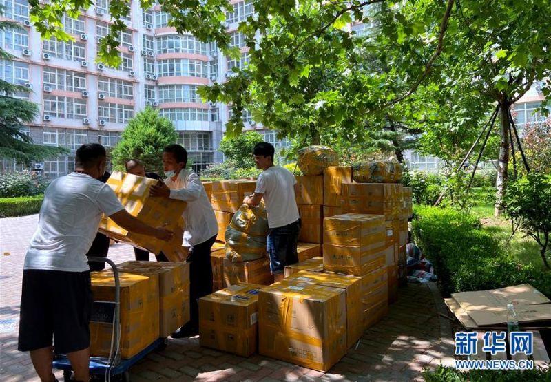 7月1日，在北理工宿舍楼下，工作人员在搬运等待寄送的毕业生行李。 6月29日起，北京理工大学教职员工开始为2020届6000多名需要打包的毕业生集中进行行李打包、邮寄和留置物品存放工作。经过提前与毕业生“一对一”沟通，老师们耐心细致地通过手机“直播”打包行李的全过程，与每一个同学认真核对其个人物品，细心收纳摆放、整理密封、搬运寄送，让不能返校的毕业生们安心、放心。 新华社记者 魏梦佳 摄