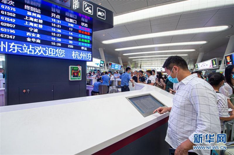 8月4日，旅客在杭州火车东站服务台利用自助查询机查看车次信息。 2019年以来，浙江省加快推动“最多跑一次”改革向公共服务领域延伸，着手实施杭州火车东站服务大提升等项目。杭州火车东站对车站内的出租车候车区、母婴服务室、自助临时身份证明打印等服务进行系列升级改造，进一步方便广大旅客出行。 新华社发（江汉 摄）