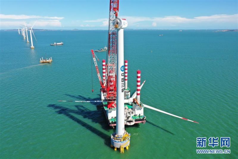 福建福清兴化湾二期海上风电场吊装10兆瓦海上风电机组（6月12日摄，无人机照片）。 记者7月13日从三峡集团了解到，国内首台10兆瓦海上风电机组日前在三峡集团福建福清兴化湾二期海上风电场成功并网发电，这是目前我国自主研发的单机容量亚太地区最大、全球第二大的海上风电机组，刷新了我国海上风电单机容量新纪录。 新华社记者 林善传 摄