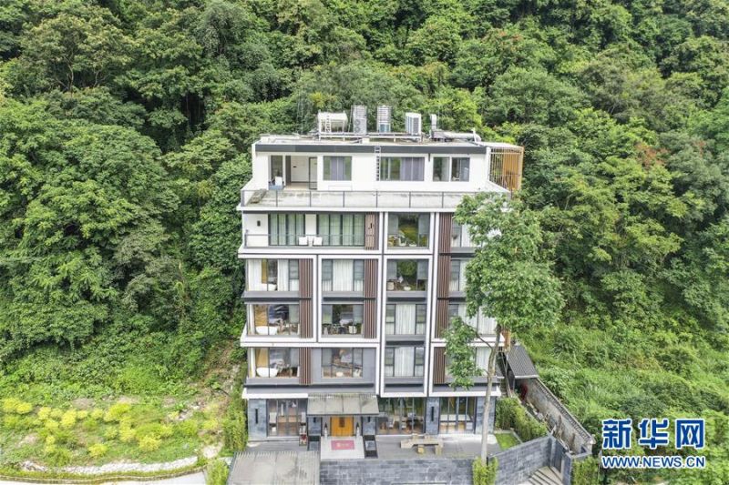 7月4日在广西阳朔县拍摄的一家坐落在山脚下的民宿酒店（无人机照片）。新华社记者 曹祎铭 摄
