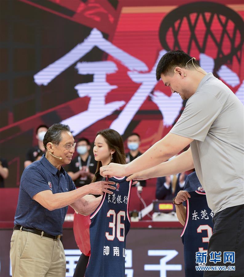 7月3日，姚明（右）向钟南山院士（左）赠送球衣。 当日，在广东东莞举行的2019-2020赛季中国男子篮球职业联赛（CBA）复赛第一阶段比赛，苏州肯帝亚队对阵广东东莞银行队。在比赛前，中国篮协主席姚明向钟南山院士及其夫人李少芬女士赠送球衣。 新华社记者卢汉欣摄