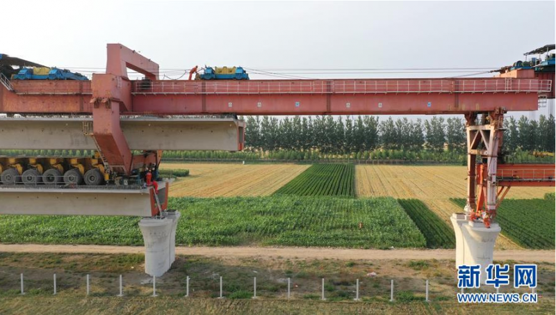 7月2日，工人在京唐城际铁路河北省唐山市丰润段建设工地施工（无人机照片）。 近日，京（北京）唐（唐山）城际铁路河北省唐山段工程建设按照节点要求稳步推进。据介绍，京唐城际铁路是京津冀地区轨道交通网络的重要组成部分，起点位于北京市通州区的城市副中心站，途经河北省廊坊市、天津市宝坻区，终点位于河北省唐山市唐山站，线路长约148.74千米。 新华社记者杨世尧摄