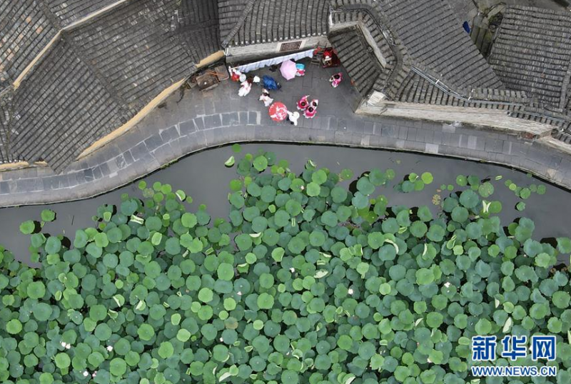 6月26日，游客在湖南省吉首市乾州古城参观游览（无人机照片）。 当日是端午小长假的第二天，人们外出休闲，亲近自然，欢度假期。 新华社发（刘振军 摄）