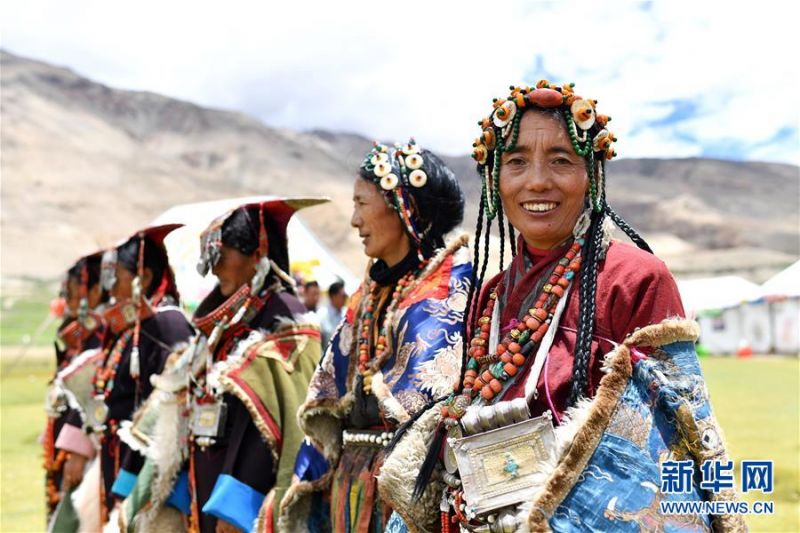 在西藏阿里地区普兰县科迦村，村民在展示普兰服饰（7月28日摄）。 在西藏阿里地区普兰县，至今保留着独特的藏族服饰——普兰服饰。据了解，普兰服饰已有1000多年的历史，其中最精美、最独特的是妇女的“孔雀”服饰，一套重达20多公斤，装饰有黄金、白银、蜜蜡、珊瑚、绿松石等，堪称“穿在身上的千年历史”。 新华社记者 詹彦 摄