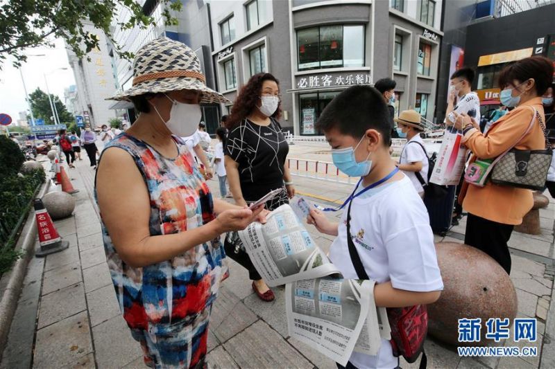 7月13日，孩子们在山东省潍坊市区街头体验卖报。 当日，山东省潍坊市举行暑期学生售报实践活动，来自潍坊市区各所学校的100多名学生报名参加。活动旨在丰富孩子们的暑期生活，提高孩子们的社会实践能力。 新华社发（张驰 摄）1