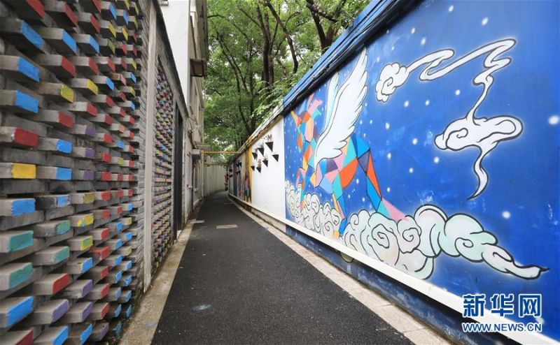 　江阴路街区一条狭窄通道内的艺术创作装饰（6月24日摄）。新华社记者 方喆 摄