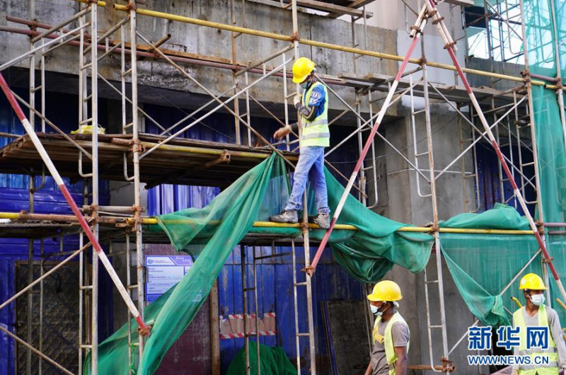 7月31日，在斯里兰卡首都科伦坡的一座智能化综合体建筑工地上，工人们在施工。 中国港湾工程有限责任公司（中国港湾）科伦坡房建项目团队承建的一座智能化综合体建筑7月31日封顶，企业防疫、复工复产取得阶段性成果。 新华社记者唐璐摄