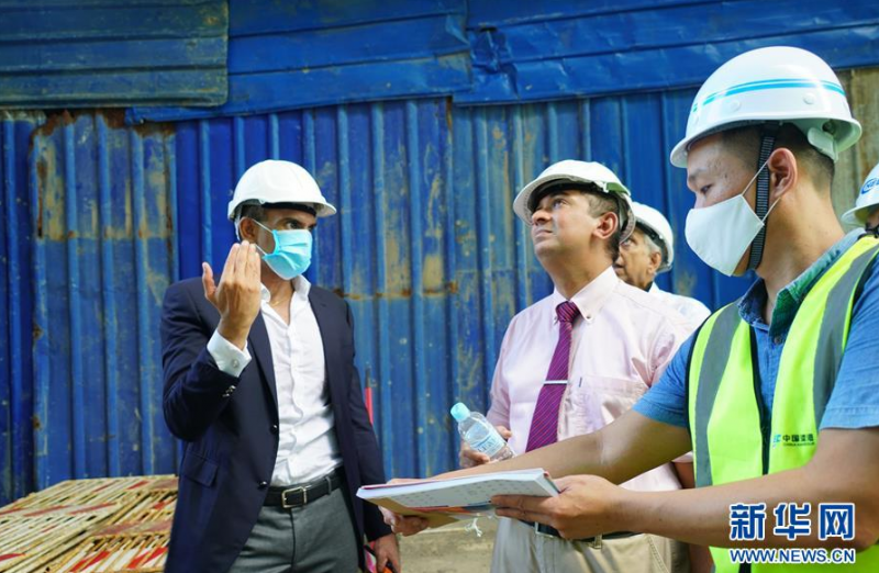 7月31日，在斯里兰卡首都科伦坡的一座智能化综合体建筑工地上，业主对工程质量进行检测。 中国港湾工程有限责任公司（中国港湾）科伦坡房建项目团队承建的一座智能化综合体建筑7月31日封顶，企业防疫、复工复产取得阶段性成果。 新华社记者唐璐摄