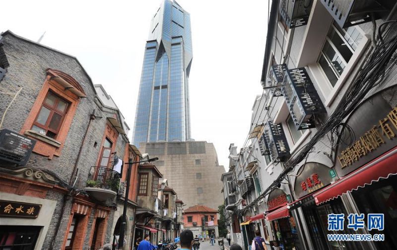 　位于上海市中心的江阴路街区与地标建筑上海明天广场大厦（6月24日摄）。新华社记者 方喆 摄