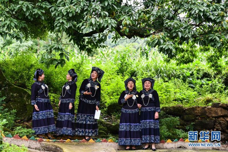 在贵州省龙里县醒狮镇谷新村新时代文明实践站“萤火虫好声音”海选活动现场，少数民族群众在排练山歌（7月2日摄）。新华社记者 杨文斌 摄