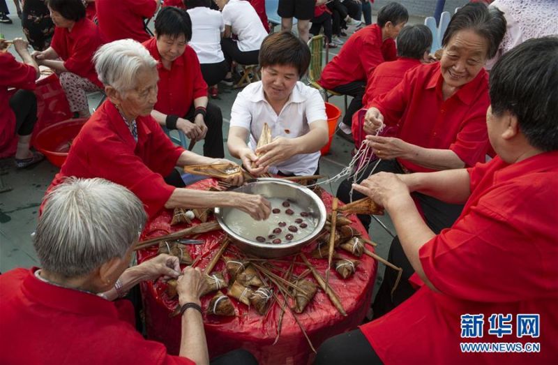 　6月24日，山西省运城市盐湖区中城街道站前社区的群众在一起包粽子。 端午佳节将至，各地群众举行了多种多样的活动迎接这一传统节日。 新华社发（姜桦 摄）