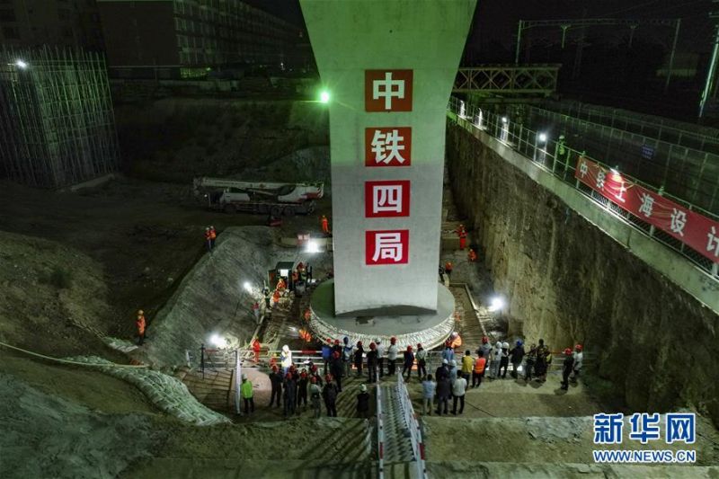 8月4日拍摄的万吨双幅转体梁同步转体施工现场（无人机照片）。 当日凌晨，由中铁四局承建的呼和浩特市三环路跨京包客专、唐呼铁路立交桥采用桥梁转体施工技术，成功实现双幅转体梁空中转体。该双幅转体梁单体跨度140米、重量1万吨。 新华社发（王正 摄）