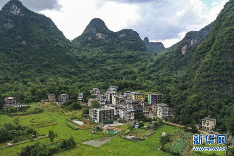 7月4日在广西阳朔县拍摄的利用民房改建的民宿酒店（无人机照片）。新华社记者 曹祎铭 摄