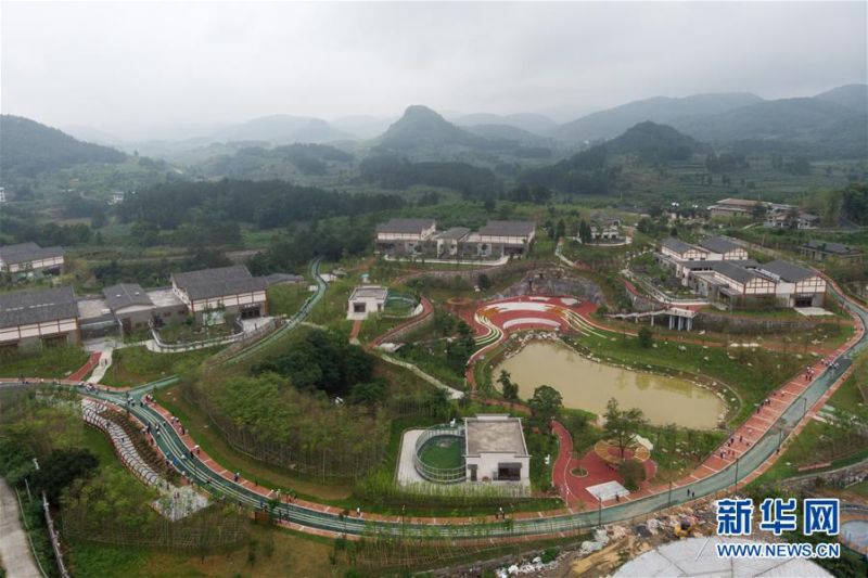 这是7月1日拍摄的凤凰中华大熊猫苑（无人机照片）。 当日，湖南湘西土家族苗族自治州凤凰中华大熊猫苑正式开园，8只来自四川的大熊猫度过了一个月的适应期，正式和游客见面。凤凰中华大熊猫苑位于凤凰县廖家桥镇大坪村，内设四个熊猫场馆以及熊猫食堂、熊猫医院和伴生动物馆等。 新华社发（陈思汗摄）