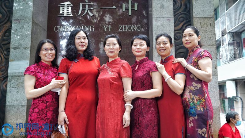 9点10分，旗袍妈妈们站在重庆一中学校门口合影。