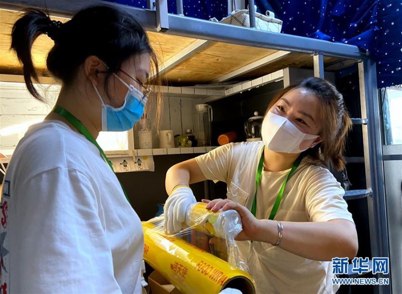 7月1日，在北理工学生宿舍，两名辅导员在为毕业生打包行李。 6月29日起，北京理工大学教职员工开始为2020届6000多名需要打包的毕业生集中进行行李打包、邮寄和留置物品存放工作。经过提前与毕业生“一对一”沟通，老师们耐心细致地通过手机“直播”打包行李的全过程，与每一个同学认真核对其个人物品，细心收纳摆放、整理密封、搬运寄送，让不能返校的毕业生们安心、放心。 新华社记者 魏梦佳 摄