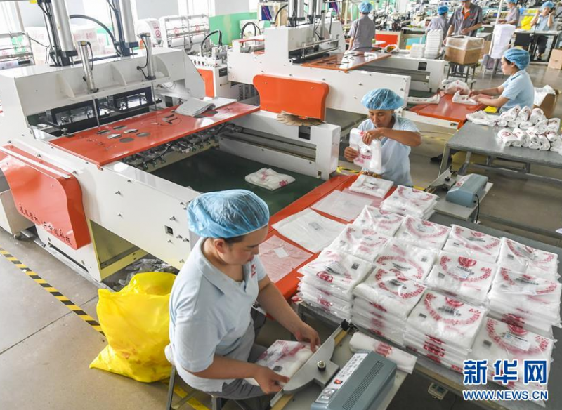 6月26日，在河北省故城县一家食品包装企业，工人在操作全自动制袋机制作环保食品包装袋。 近年来，河北省故城县积极引导传统产业向高质、智能、环保转型升级，着力打造环保食品包装产业基地。目前，全县已引进包装企业120余家。 新华社记者李晓果摄
